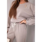 Komplet damski masełko bluza z broszką i spodnie z prostą nogawką fango-2