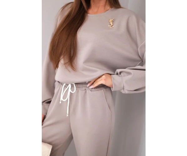 Komplet damski masełko bluza z broszką i spodnie z prostą nogawką fango-2