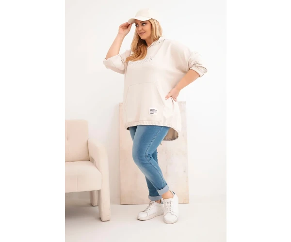 Bluza damska Plus Size z kapturem i nadrukiem beżowa-3