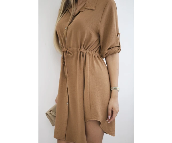 Sukienka z zapięciem na guziki i wiązaniem w talii ciemny camel-4