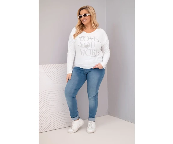 Bluzka damska Plus Size przecierana z napisem Love You More biała-3