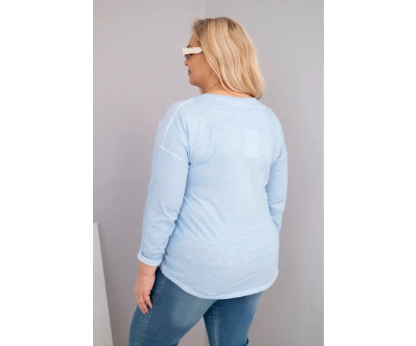 Bluzka damska Plus Size przecierana z napisem Love You More niebieska-4