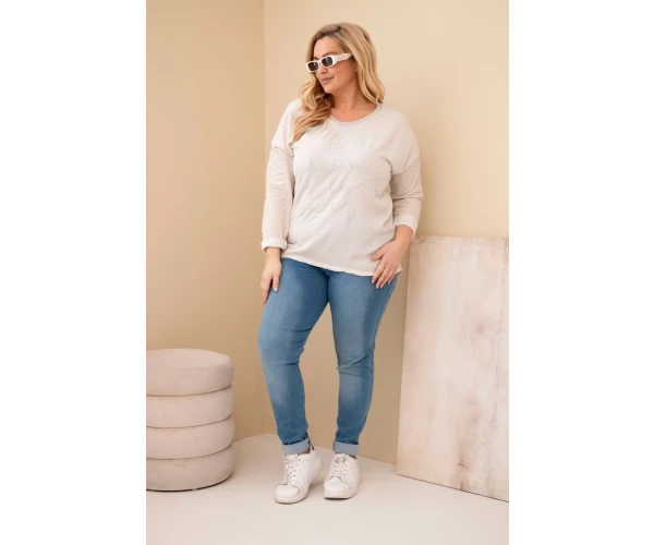 Bluzka damska Plus Size przecierana z napisem i perełkami beżowa-3