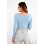 Bluzka damska wiskozowa z szerokim dekoltem i długim rękawem niebieska-3