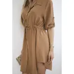 Sukienka z zapięciem na guziki i wiązaniem w talii ciemny camel-4