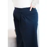 Spodnie damskie Plus Size z szerokimi nogawkami i plisowaniem granatowe-4