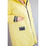 Kurtka damska Plus Size pikowana z kapturem i sportowymi mankietami żółta-4