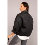 Kurtka damska wiosenna pikowana z kwiatowym wzorem czarna-3